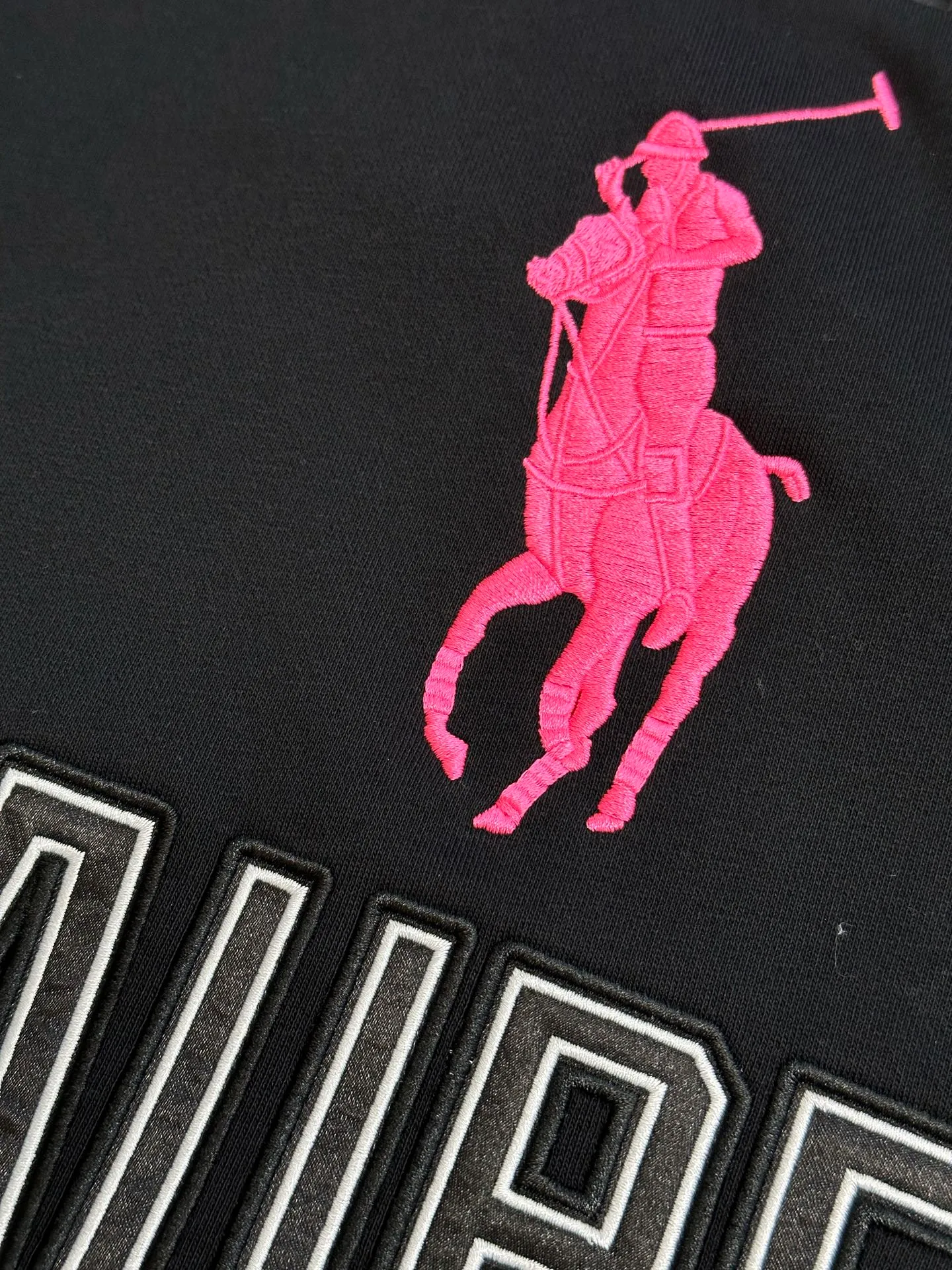 P440 Ralph Lauren Pink Label Half Turtleneck Sweatshirt Made of custom-made luxury cotton fleece composite, a touch of pink pony logo embroidery is embellished on the chest, and the back panel is embellished with the brand letters outlined in ivory white satin intarsia. The pink pony embroidery leaping in the center is the only color footnote in this black and white silent film.  Using imported machine appliqué embroidery technology, advanced computer control systems and precision mechanical components, Ralph Lauren appliqué embroidery operations are realized.  size：s m l xl